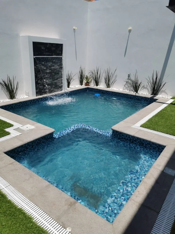 Proyecto Chamizal: alberca con jacuzzi aparte y rebosadero perimetral
